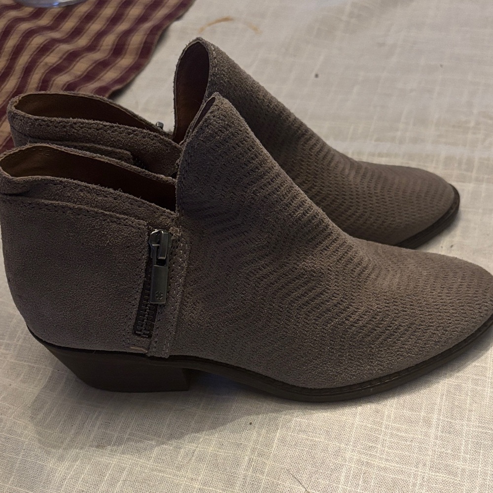 Lucky Brand Taupe Suede Chevron ZigZag Ankle Booties Side Zip Size 6